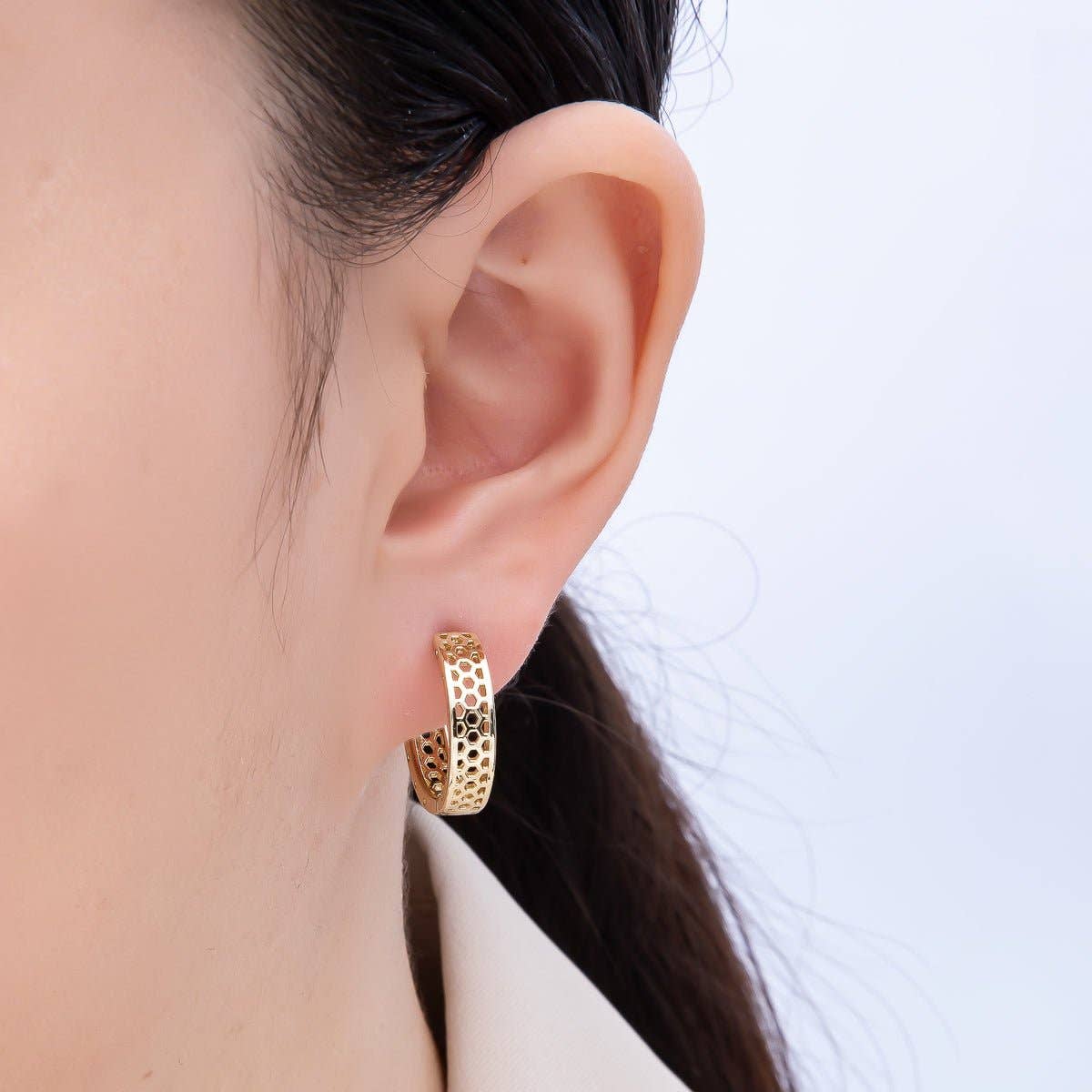 #139 | 14K Gold Filled 19mm Round Filigree Open Huggie Earrings
