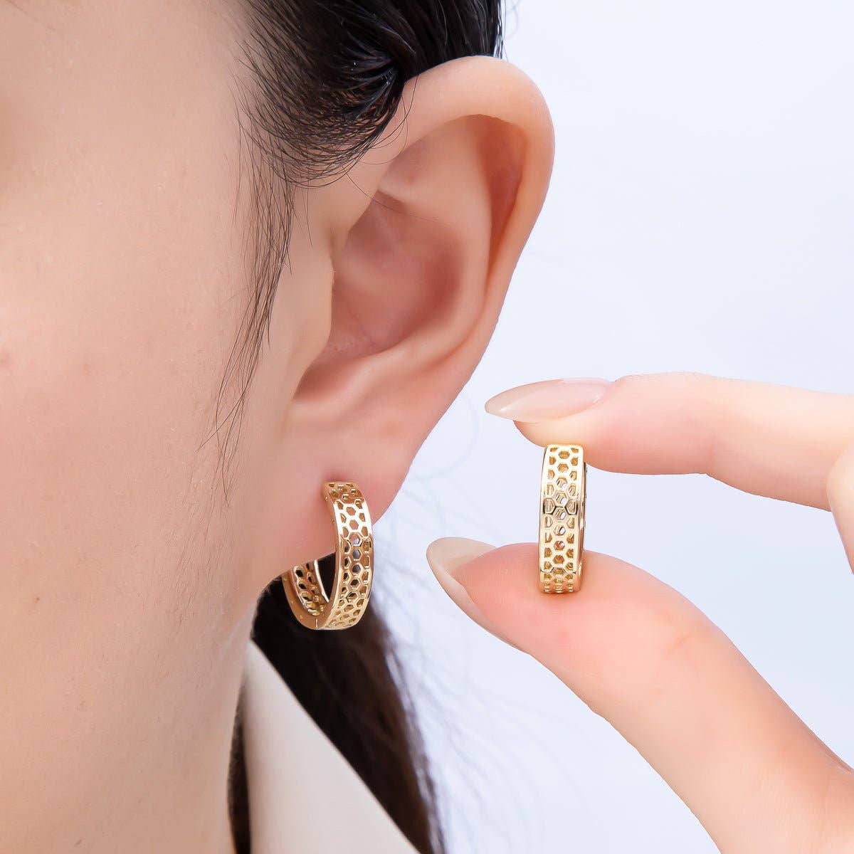 #139 | 14K Gold Filled 19mm Round Filigree Open Huggie Earrings